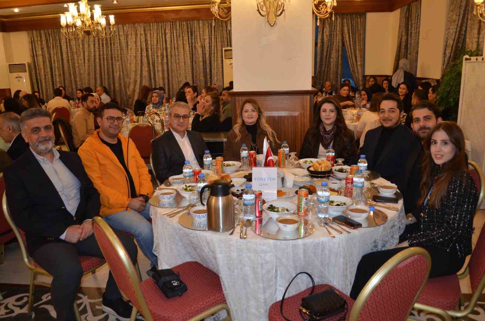hastane calisanlari iftar sofrasinda bulustu 3 vTnQlecj