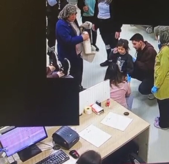 hastane kantininde bogazina seker kacan minayi hemsire kurtardi 1 d8DI5zC2