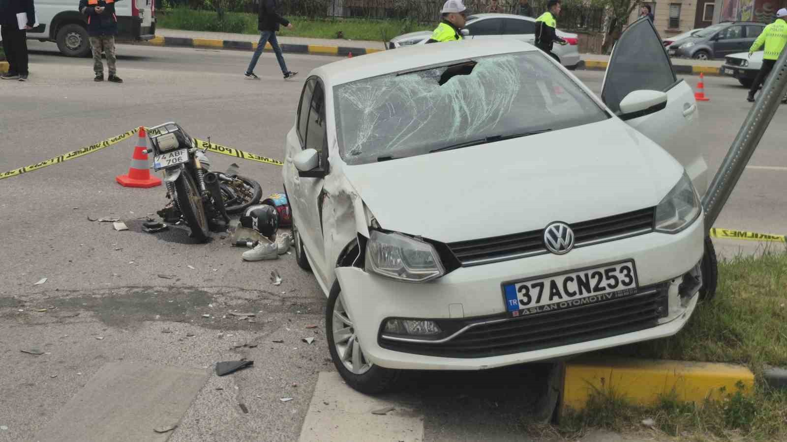Hastane yolunda feci kaza: 3 yaralı 5 hastane yolunda feci kaza 3 yarali 1 hdgaQNJq