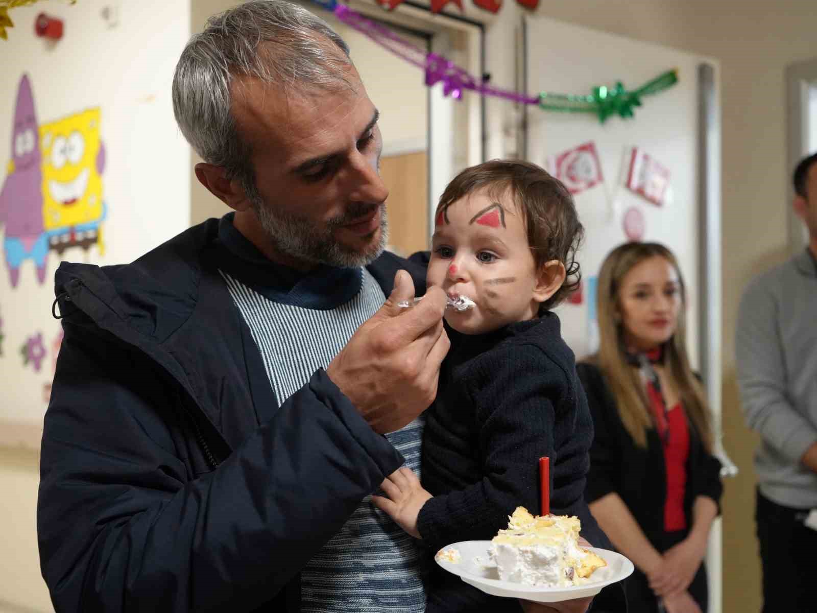 hastanede tedavi goren cocuklara 23 nisan surprizi 10 Q8KpdWSA
