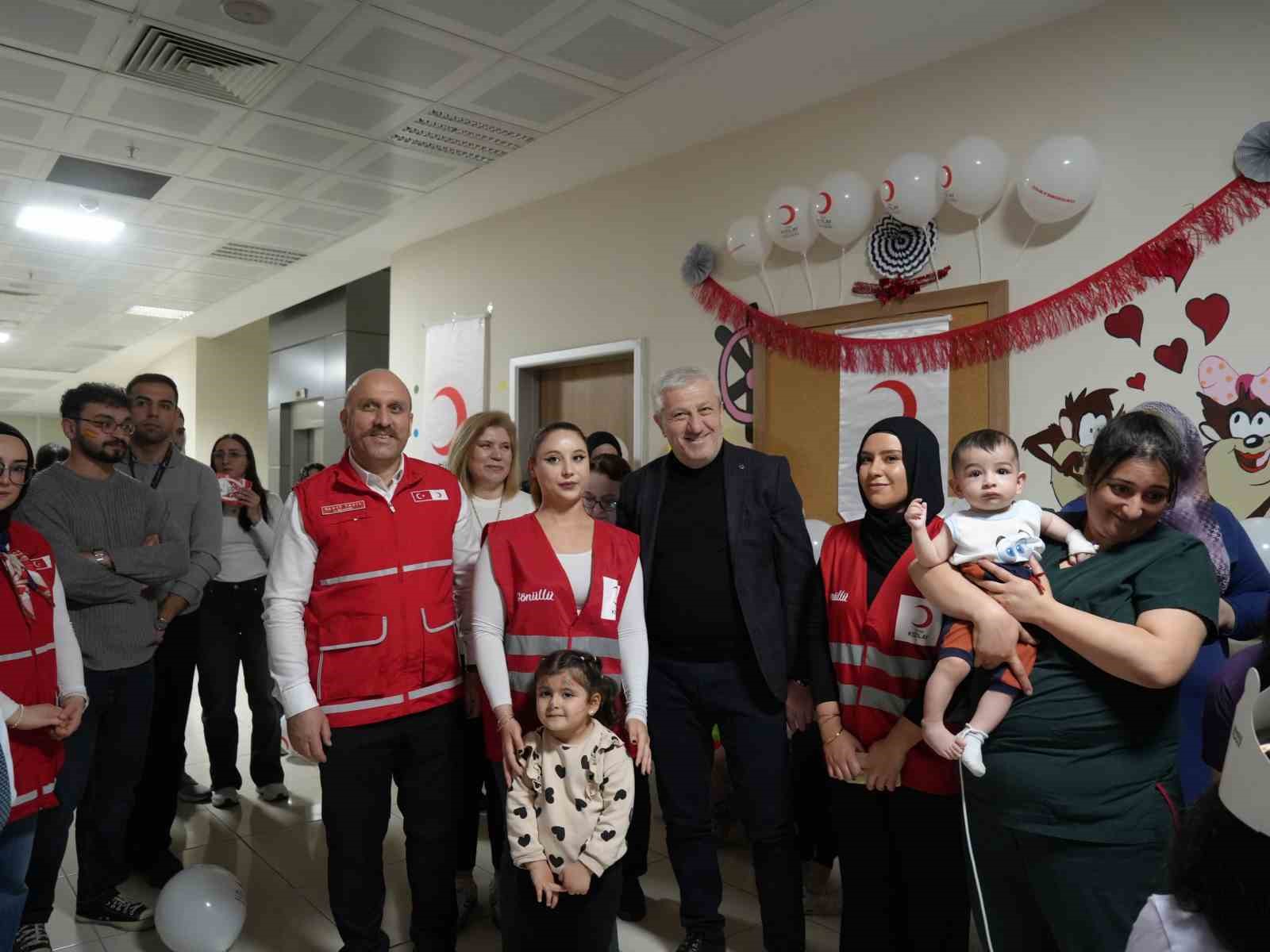 hastanede tedavi goren cocuklara 23 nisan surprizi 3 fu4mKLfV