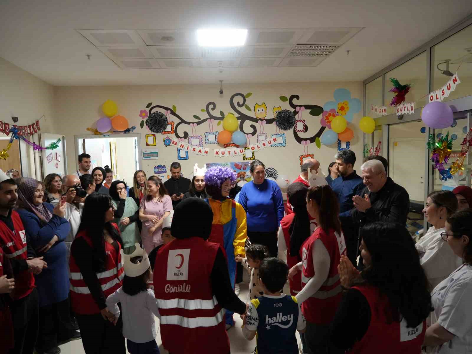 hastanede tedavi goren cocuklara 23 nisan surprizi 5 BQVUrrdB
