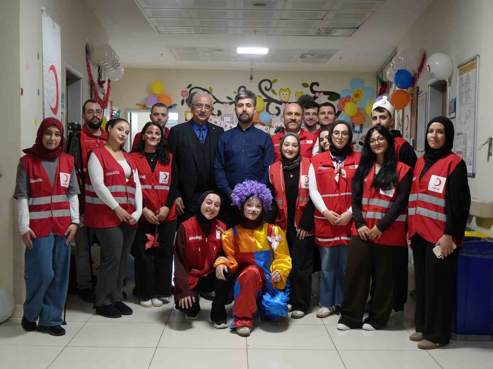 hastanede tedavi goren cocuklara 23 nisan surprizi 9 pSB8Qrsk