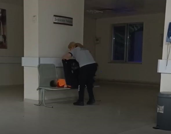 hastanede uyuyan cocugun uzerini orten guvenlik gorevlisi yurekleri isitti 3 sI1RVhBP