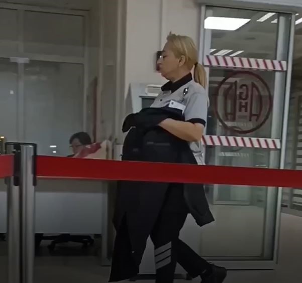 hastanede uyuyan cocugun uzerini orten guvenlik gorevlisi yurekleri isitti 4 kJqQ3QGV