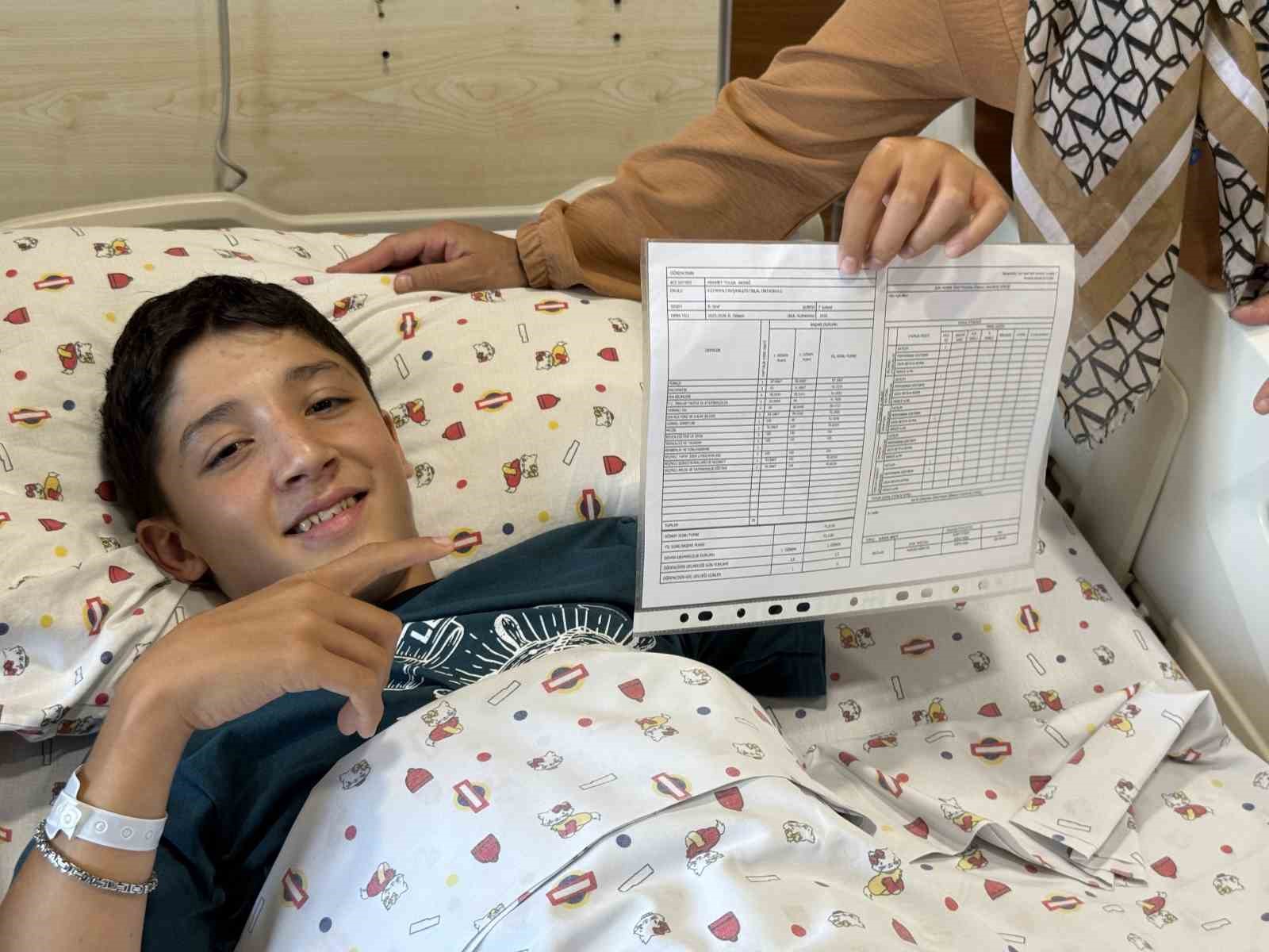 hastanedeki sinif ve odalarinda karne sevinci yasadilar 1 6PXlak2Z