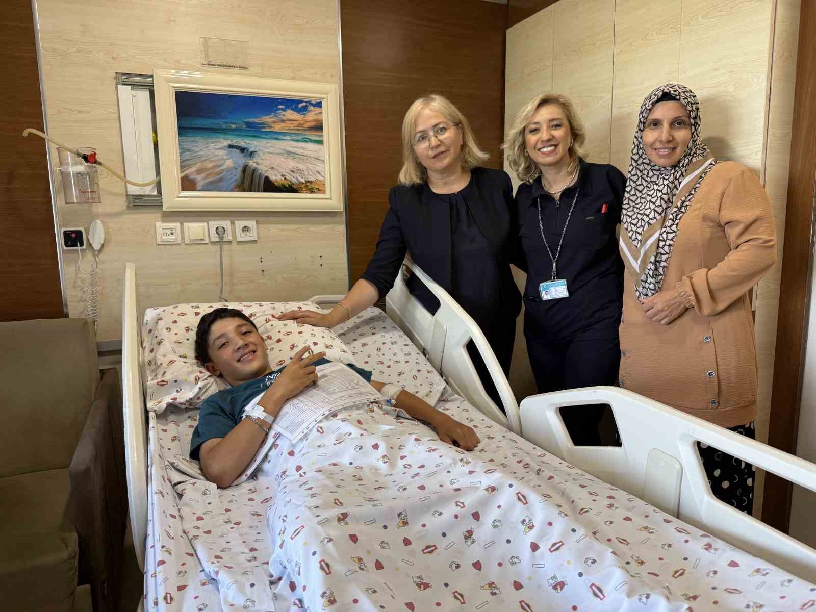 hastanedeki sinif ve odalarinda karne sevinci yasadilar 2 tAwRinXJ
