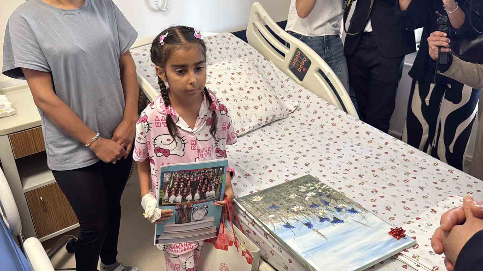 hastanedeki sinif ve odalarinda karne sevinci yasadilar 5