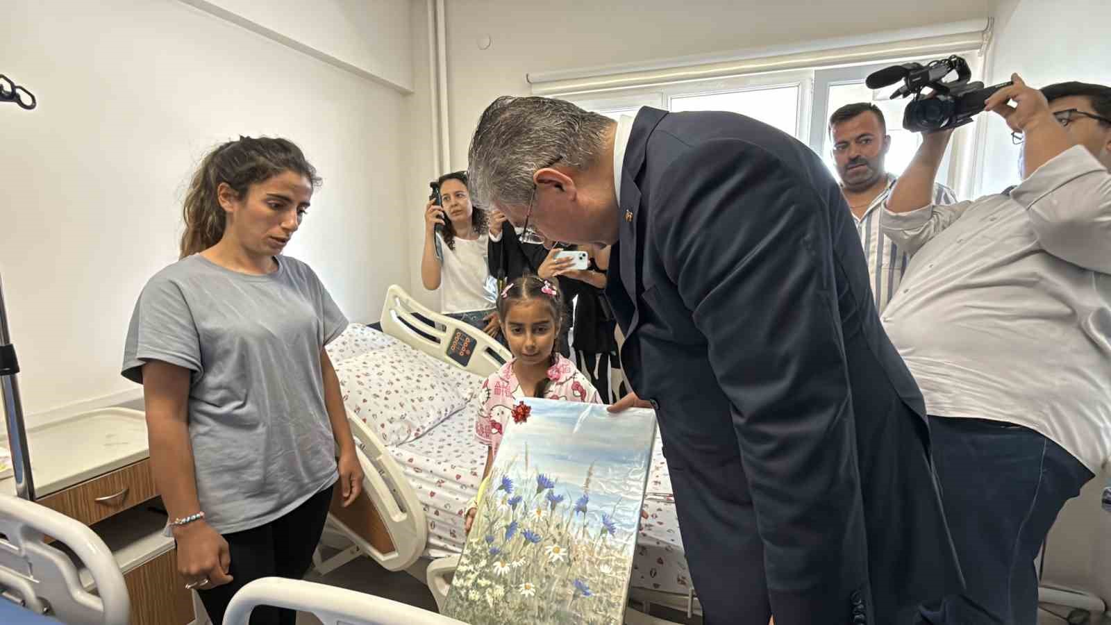 hastanedeki sinif ve odalarinda karne sevinci yasadilar 6 lDe9eXbm