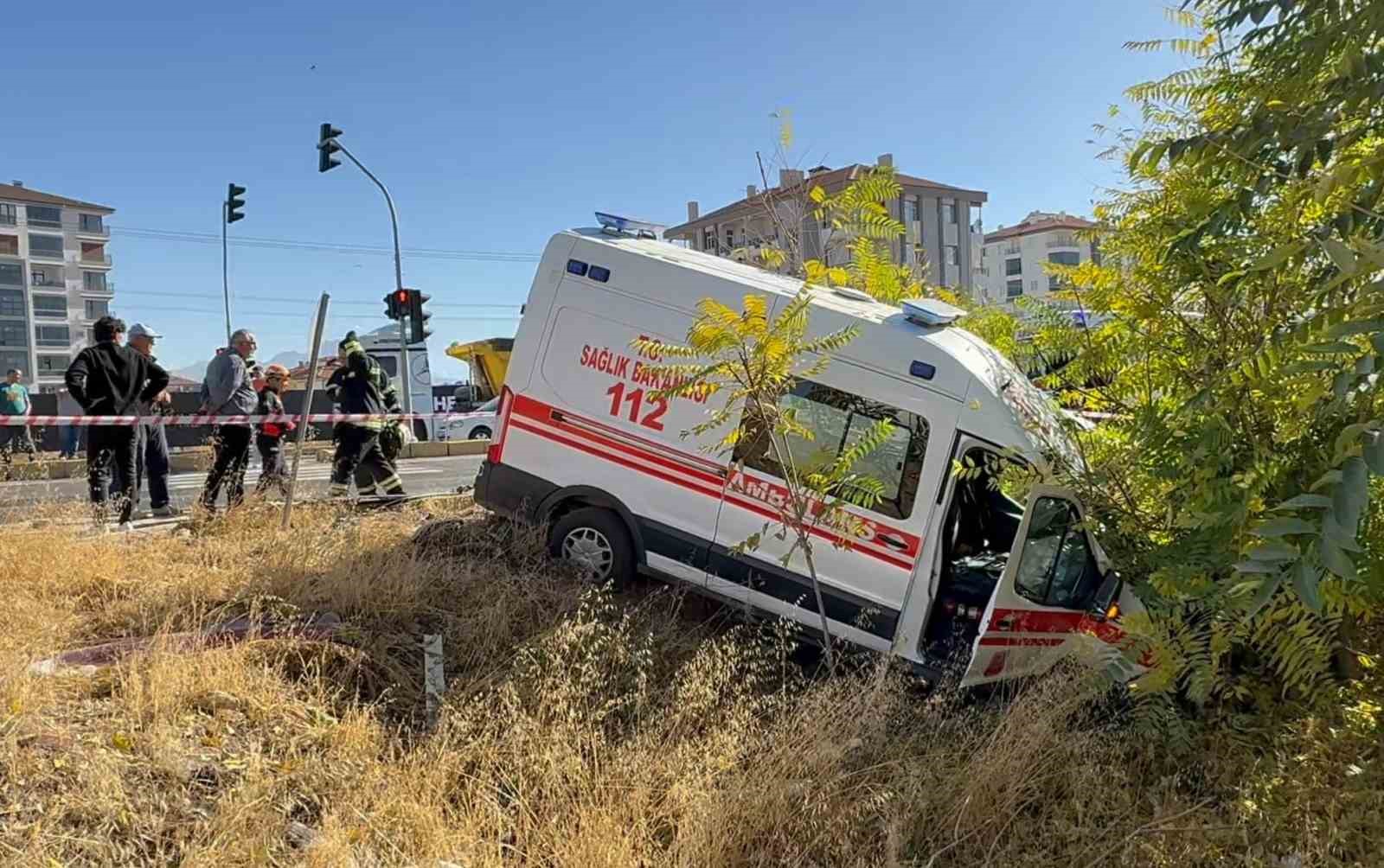 hastaneye giden doktorun araci ile hasta tasiyan ambulans carpisti 1i doktor 7 yarali 3 JXP4lPPN