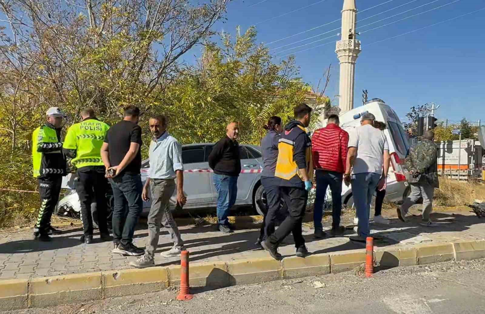 hastaneye giden doktorun araci ile hasta tasiyan ambulans carpisti 1i doktor 7 yarali 4 LNMFmBRS