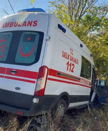 hastaneye-giden-doktorun-araci-ile-hasta-tasiyan-ambulans-carpisti-1i-doktor-7-yarali-9WmzYAOV.jpg