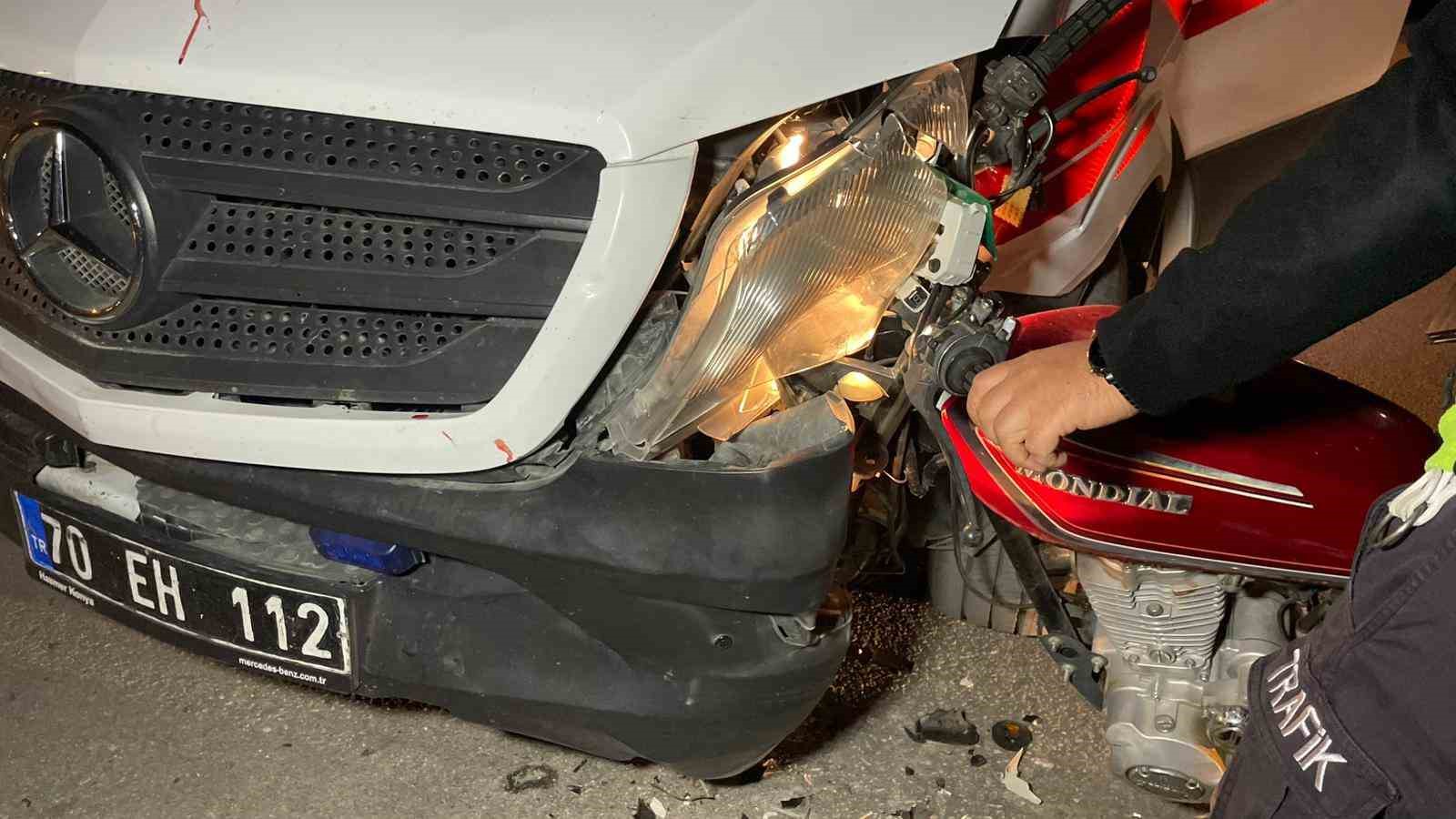 Hastaneye yaralı taşıyan ambulans motosikletle çarpıştı: 1 yaralı 5 hastaneye yarali tasiyan ambulans motosikletle carpisti 1 yarali 1 9U2SP5Ql
