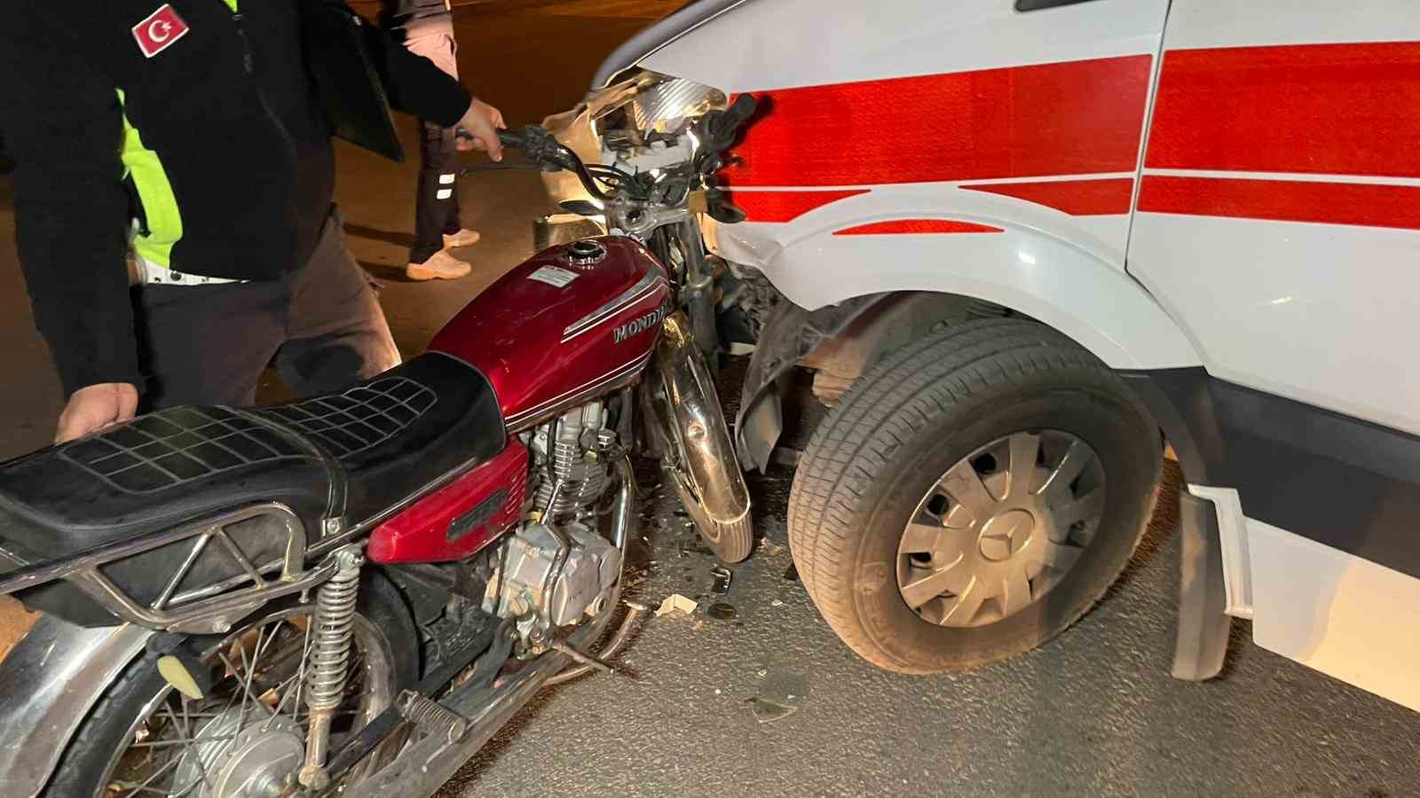Hastaneye yaralı taşıyan ambulans motosikletle çarpıştı: 1 yaralı 6 hastaneye yarali tasiyan ambulans motosikletle carpisti 1 yarali 2 99Ybi4u7