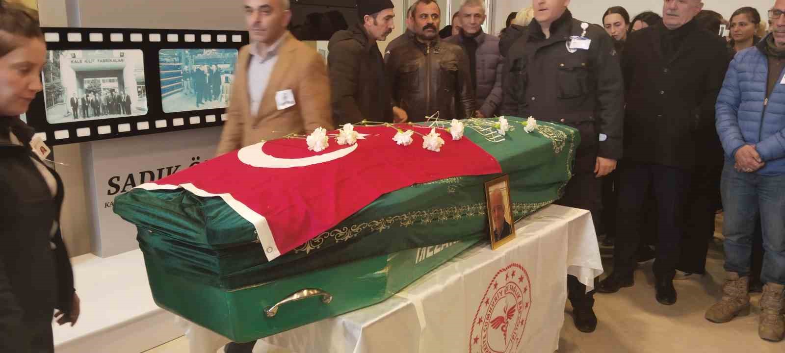 hastasini muayene ettigi sirada kalp krizi gecirdi hayatini kaybetti 0 MiB2lK2t
