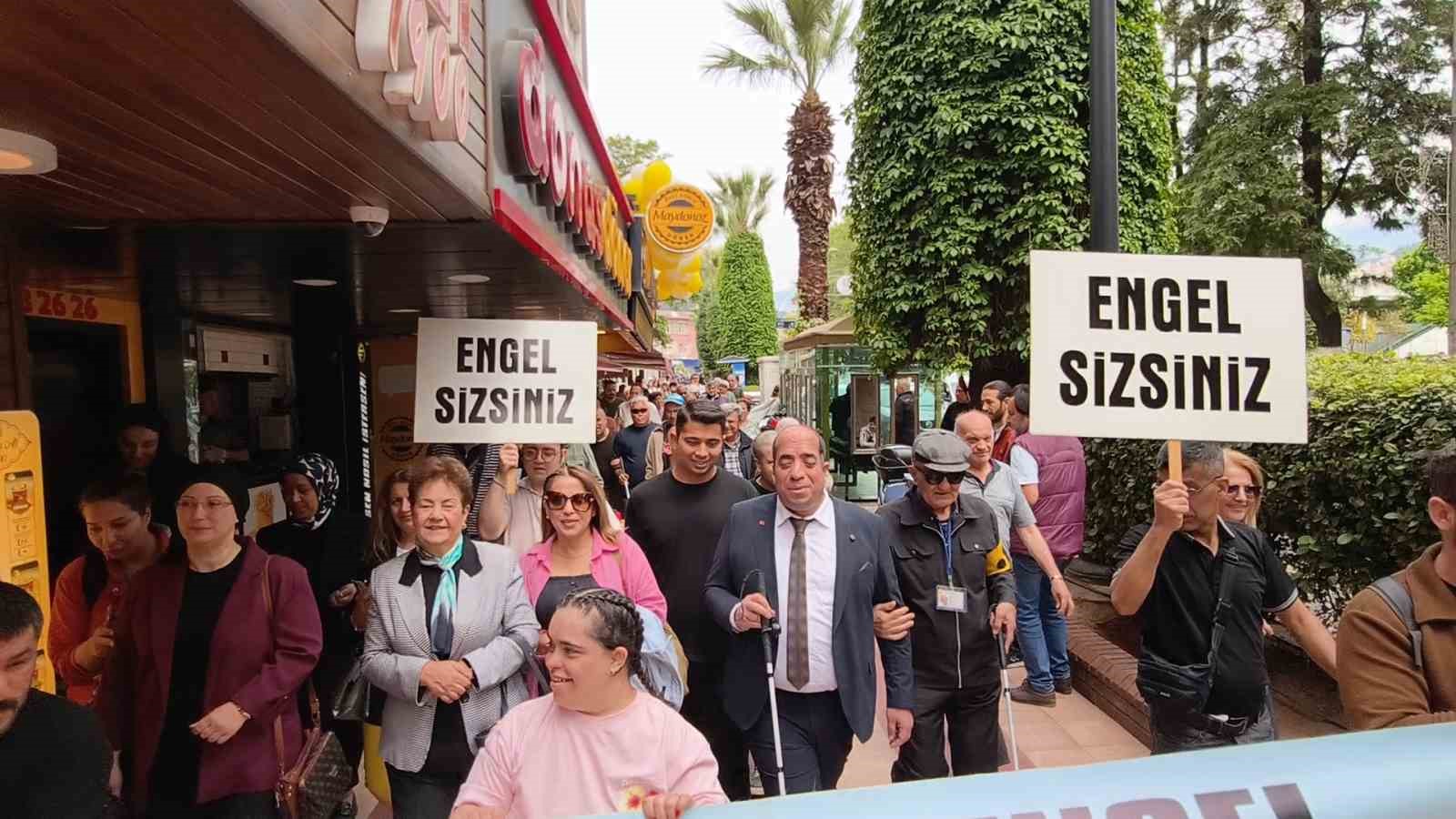 Hatalı parka sloganlı uyarı: "Hey şoför baksana, ne işi var bu arabanın kaldırımda" 7 hatali parka sloganli uyari hey sofor baksana ne isi var bu arabanin kaldirimda 3 YnBgB7Zu