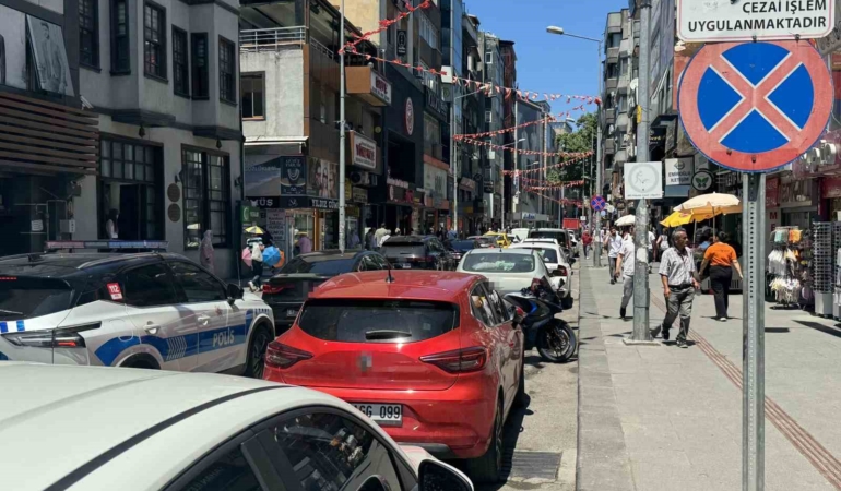 hatali-parklar-trafigi-zaman-zaman-aksatiyor-KdOhnMki.jpg