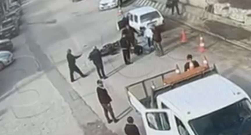 Hatalı sollama yapan motosiklete otomobil çarptı 4 hatali sollama yapan motosiklete otomobil carpti 0 a1H6eCDr