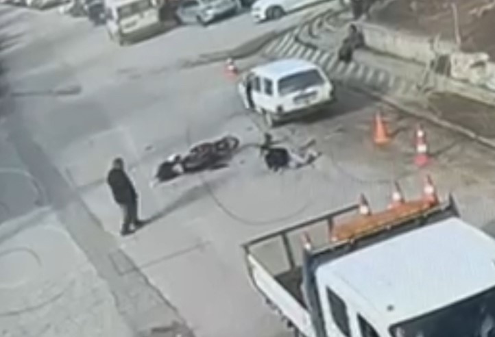 Hatalı sollama yapan motosiklete otomobil çarptı 5 hatali sollama yapan motosiklete otomobil carpti 1 mQ2CYgi5