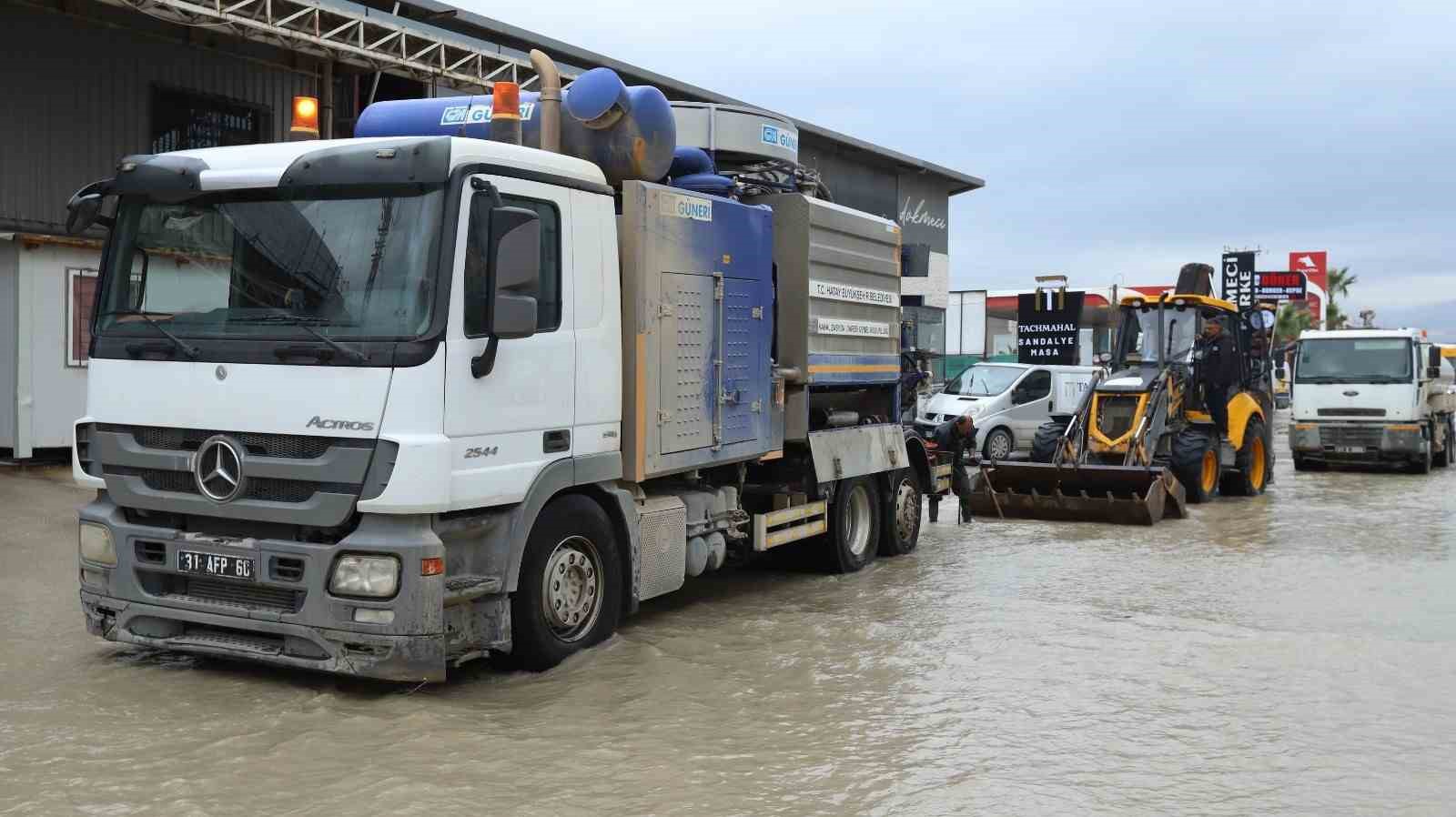 Hatay Büyükşehir Belediyesi ekipleri, 110 noktaya müdahale ederek 32 vatandaşı kurtardı 4 hatay buyuksehir belediyesi ekipleri 110 noktaya mudahale ederek 32 vatandasi kurtardi 0 YyU4M65C