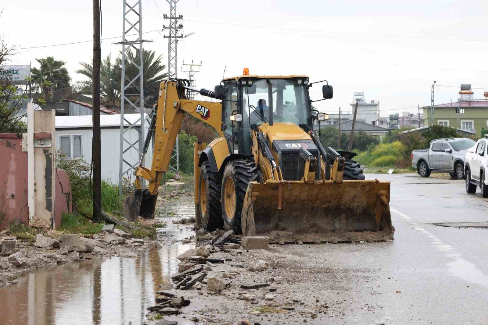 Hatay Büyükşehir Belediyesi ekipleri, 110 noktaya müdahale ederek 32 vatandaşı kurtardı 5 hatay buyuksehir belediyesi ekipleri 110 noktaya mudahale ederek 32 vatandasi kurtardi 1 rQTCTmRr