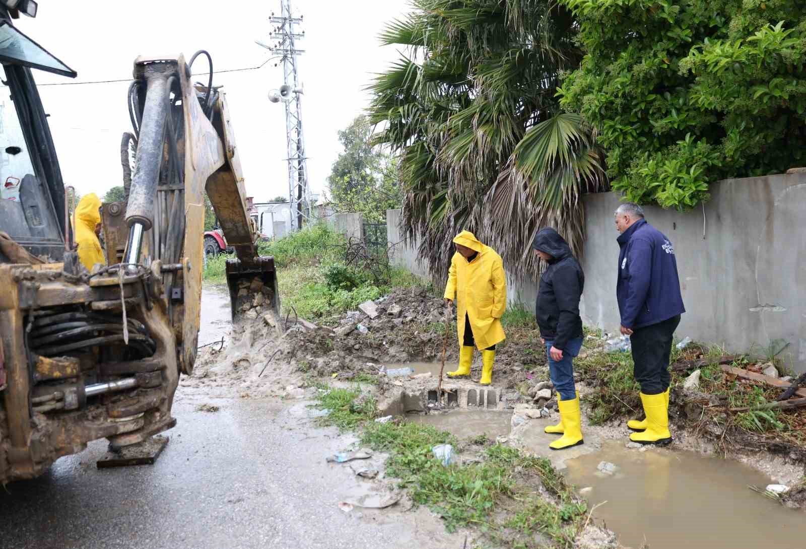 Hatay Büyükşehir Belediyesi ekipleri, 110 noktaya müdahale ederek 32 vatandaşı kurtardı 6 hatay buyuksehir belediyesi ekipleri 110 noktaya mudahale ederek 32 vatandasi kurtardi 2 I7NaQKN1