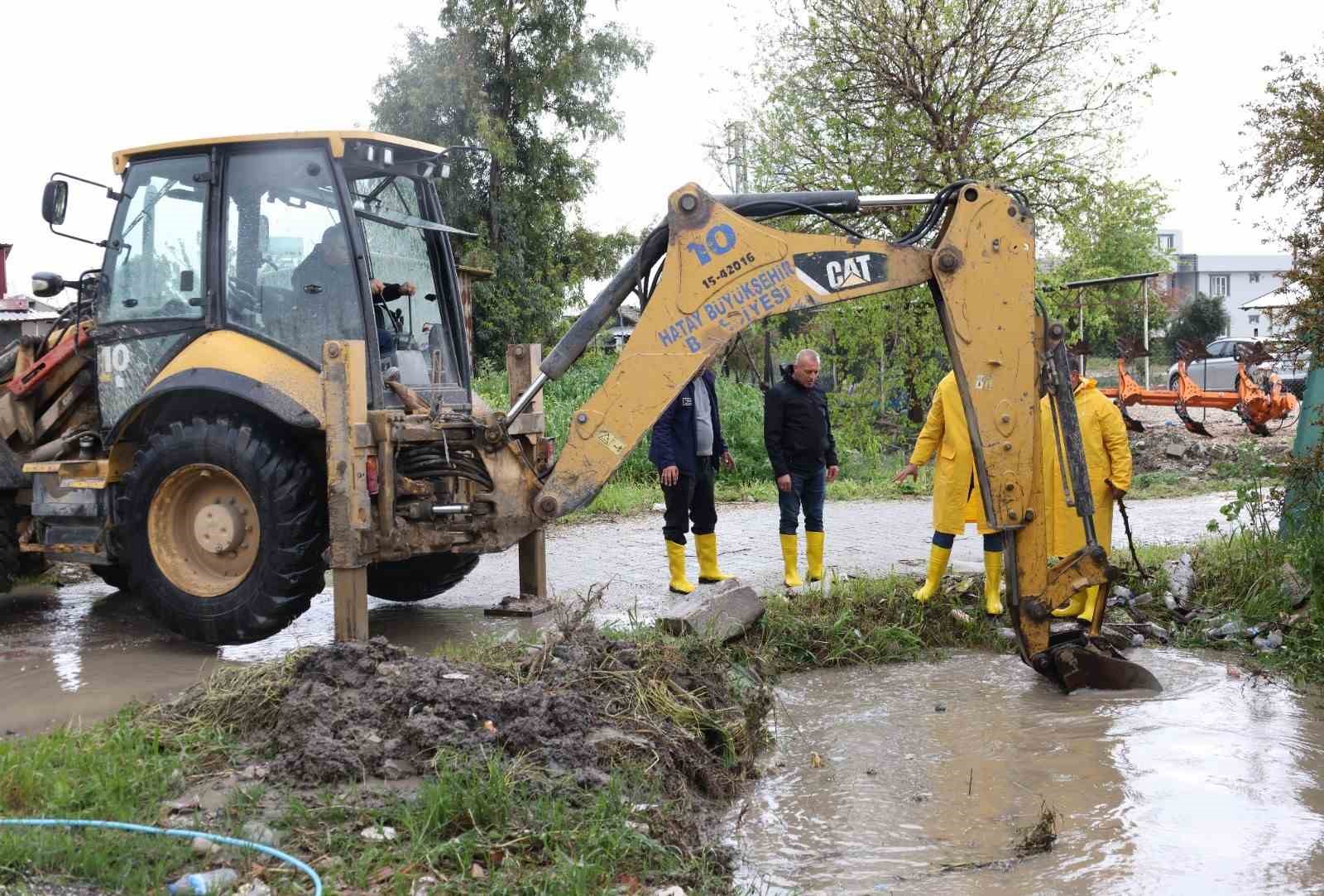 Hatay Büyükşehir Belediyesi ekipleri, 110 noktaya müdahale ederek 32 vatandaşı kurtardı 7 hatay buyuksehir belediyesi ekipleri 110 noktaya mudahale ederek 32 vatandasi kurtardi 3