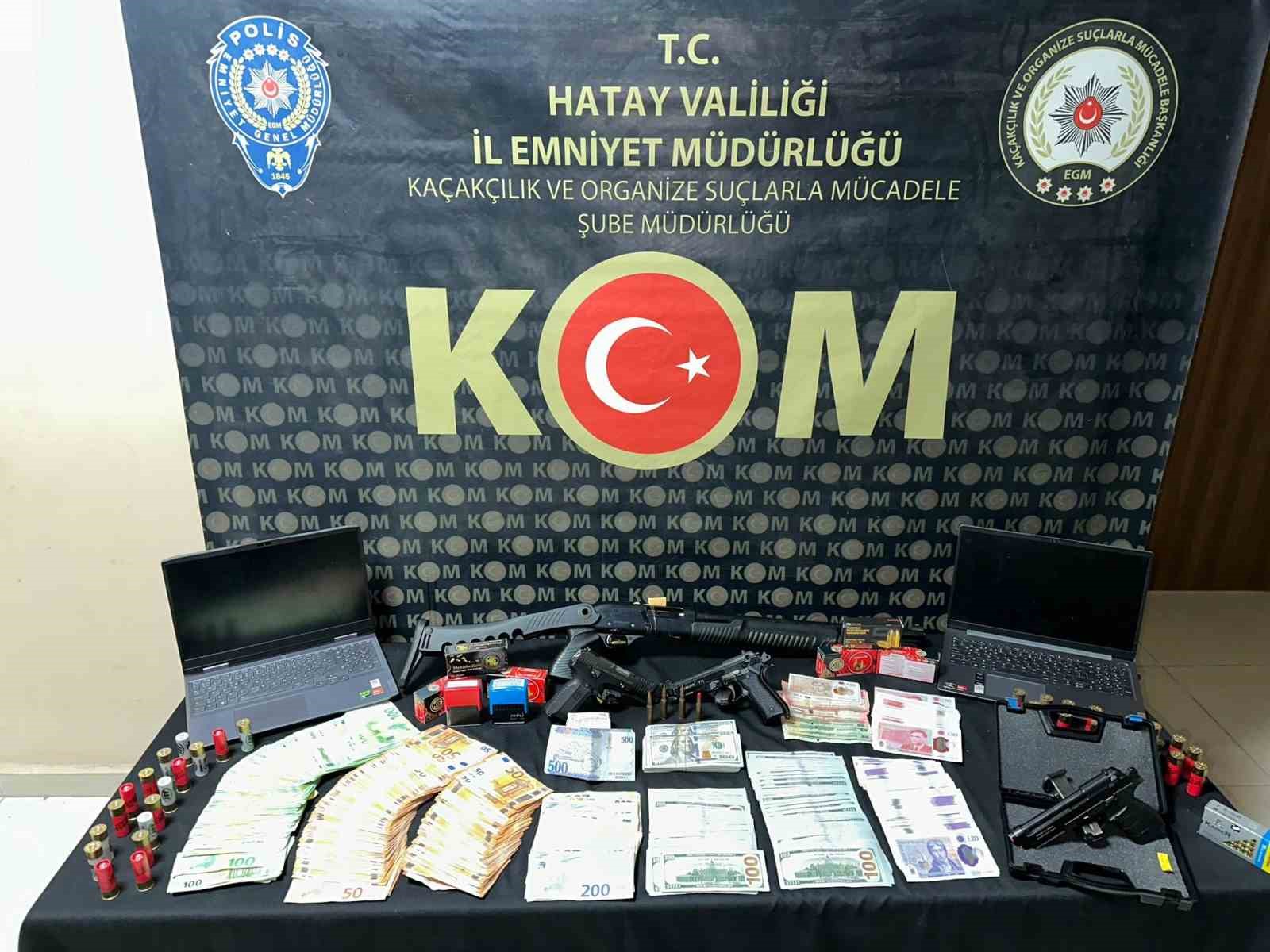 hatay merkezli 8 ilde gumruk gecisinde rusvet operasyonunda milyonlarca tllik doviz ve silah ele YlRTqNdH