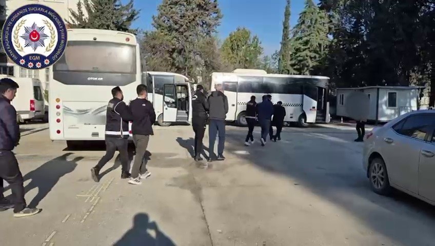 hatay merkezli 8 ilde gumruk gecisinde rusvet operasyonunda milyonlarca tllik doviz ve silah ele pI8dpuli