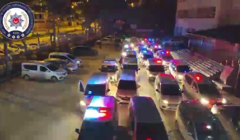 hatay-merkezli-8-ilde-gumruk-gecisinde-rusvet-operasyonunda-milyonlarca-tllik-doviz-ve-silah-ele-wqA8U4rm.jpg