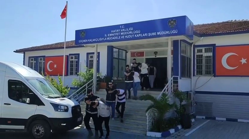 Hatay’da 15 kaçak göçmen yakalandı: 7 organizatör tutuklandı, 5 sürücüye 610 bin TL ceza 6 hatayda 15 kacak gocmen yakalandi 7 organizator tutuklandi 5 surucuye 610 bin tl ceza VbZLCXSh
