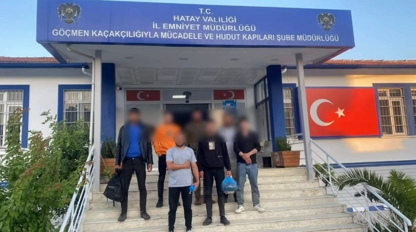 Hatay’da 15 kaçak göçmen yakalandı: 7 organizatör tutuklandı, 5 sürücüye 610 bin TL ceza 7 hatayda 15 kacak gocmen yakalandi 7 organizator tutuklandi 5 surucuye 610 bin tl ceza d8LfvCDU