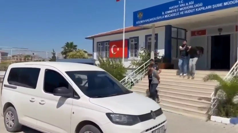 Hatay’da 15 kaçak göçmen yakalandı: 7 organizatör tutuklandı, 5 sürücüye 610 bin TL ceza 8 hatayda 15 kacak gocmen yakalandi 7 organizator tutuklandi 5 surucuye 610 bin tl ceza iybmWmWn