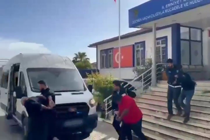 hatayda 19 gocmen yakalandi organizator 2 surucuye 350 bin tl ceza uygulandi 1 J2PBA8XF