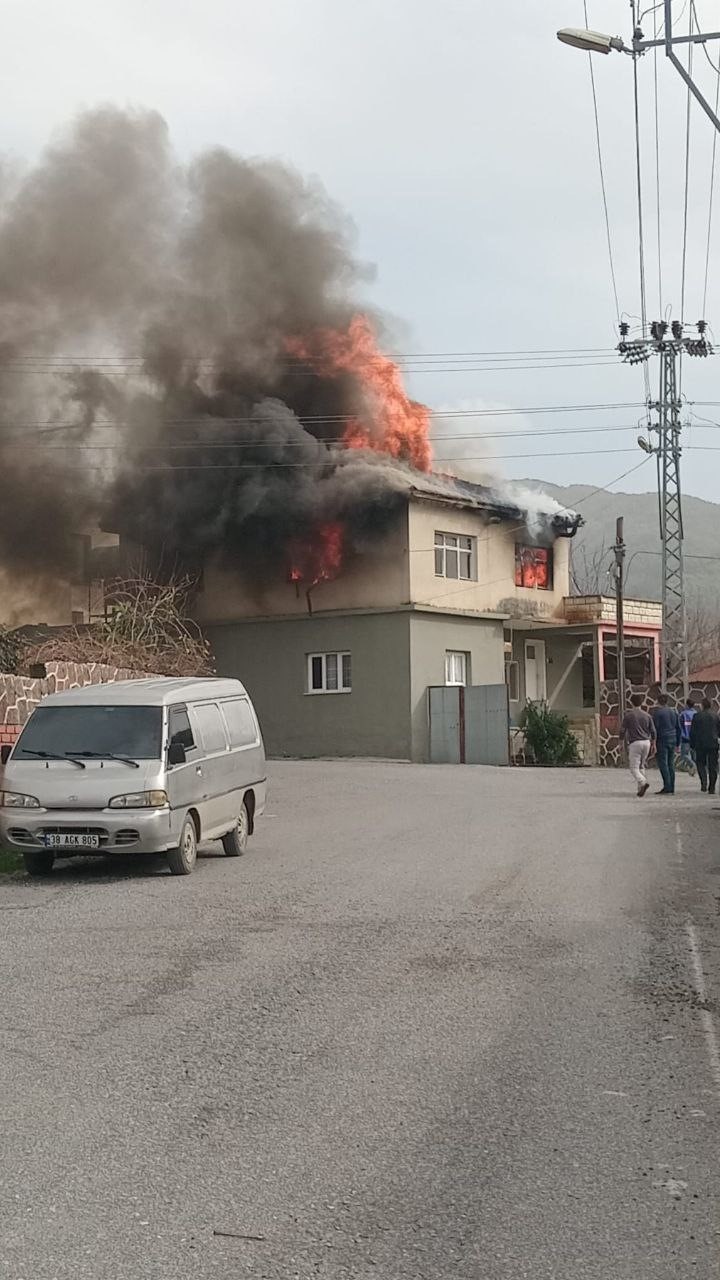hatayda 2 katli mustakil ev alevlere teslim oldu 1