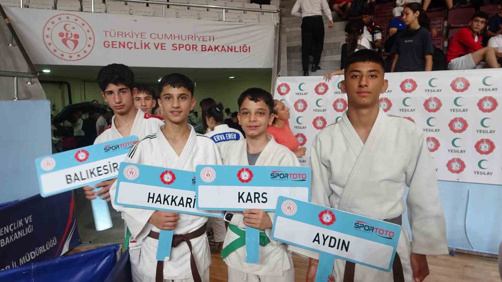 Hatay’da 67 ilden gelen 917 genç judocu minderde ter dökecek 8 hatayda 67 ilden gelen 917 genc judocu minderde ter dokecek 4 JNClSBHj