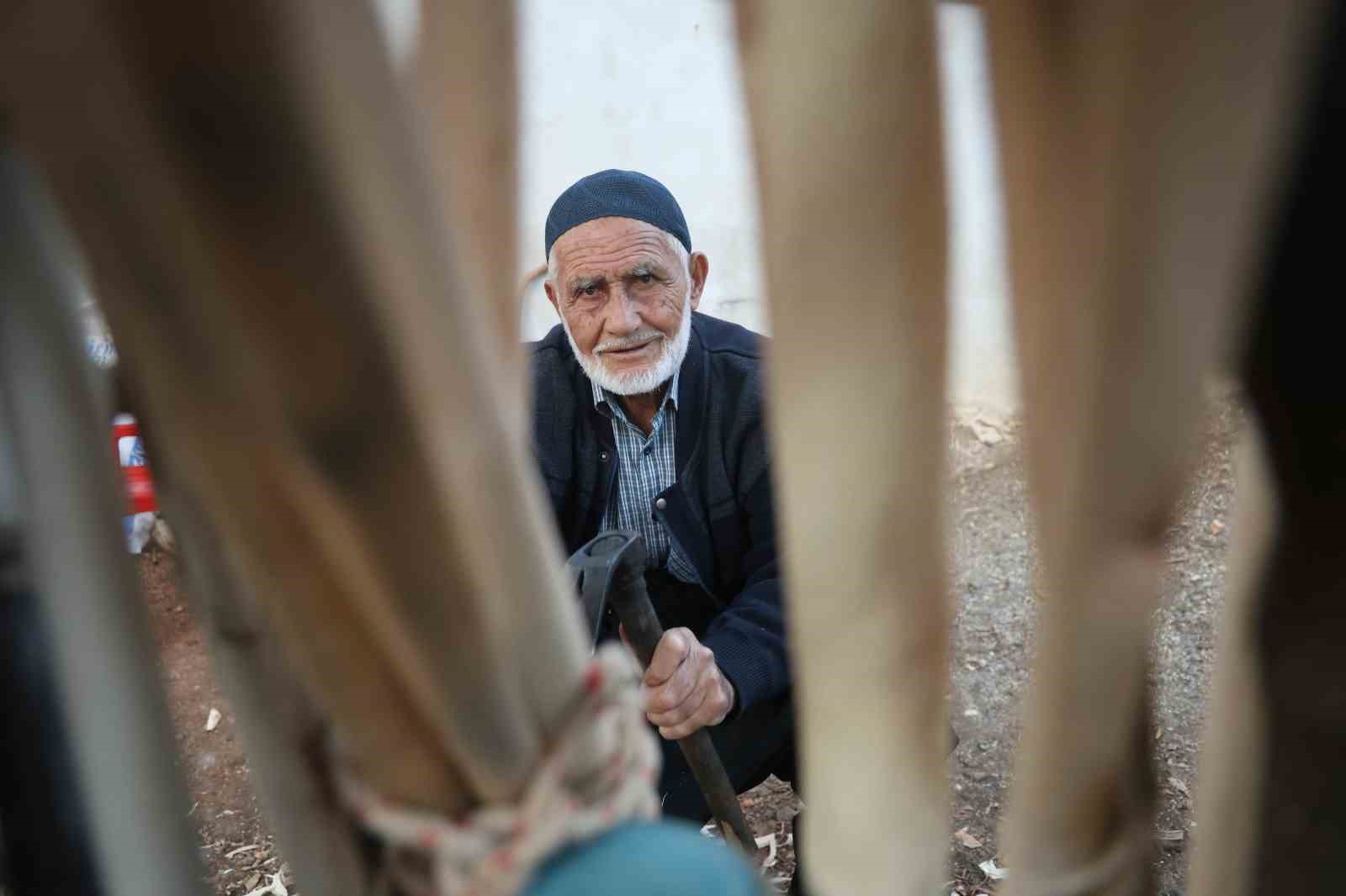 Hatay’da 85 yaşındaki usta, 70 yıldır ağaç dallarını keser ve bıçakla kaşığa dönüştürüyor 5 hatayda 85 yasindaki usta 70 yildir agac dallarini keser ve bicakla kasiga donusturuyor 1 CkfrW2Wj