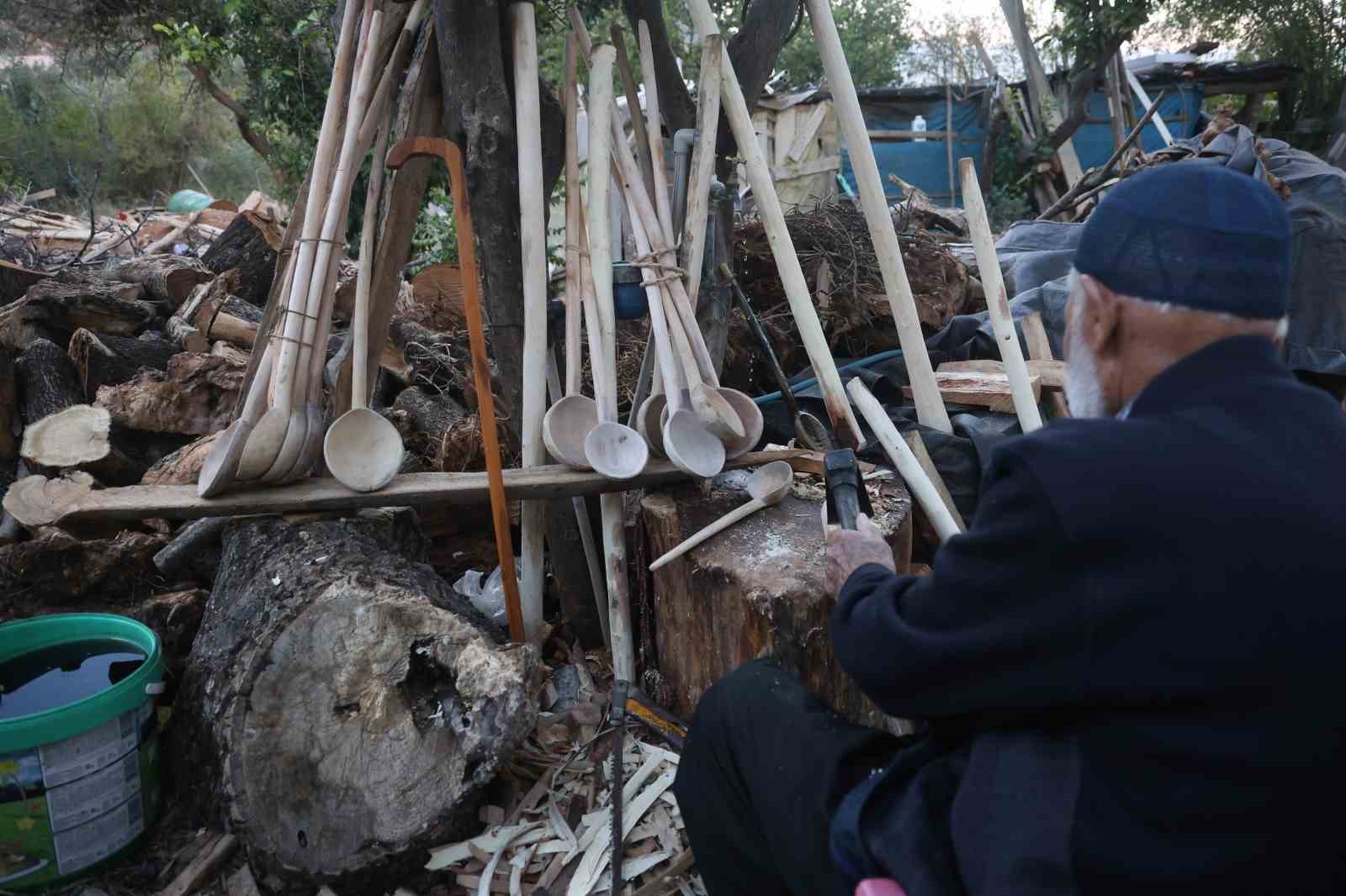 Hatay’da 85 yaşındaki usta, 70 yıldır ağaç dallarını keser ve bıçakla kaşığa dönüştürüyor 7 hatayda 85 yasindaki usta 70 yildir agac dallarini keser ve bicakla kasiga donusturuyor 3