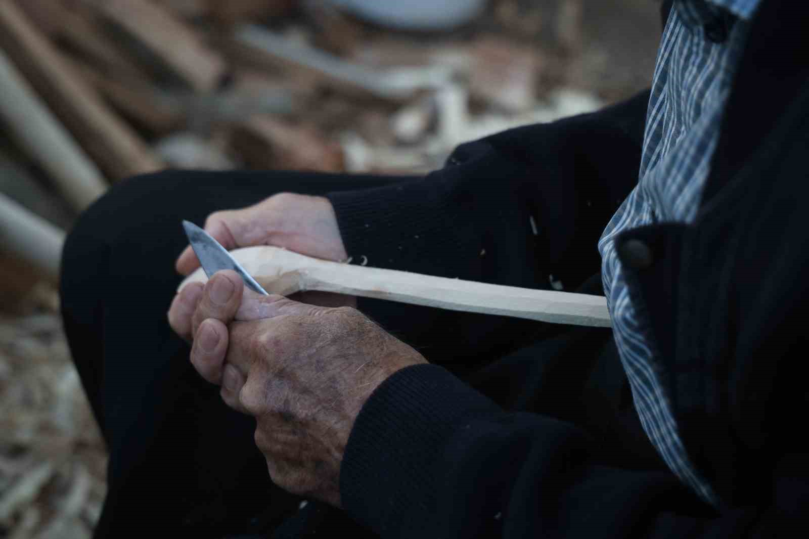Hatay’da 85 yaşındaki usta, 70 yıldır ağaç dallarını keser ve bıçakla kaşığa dönüştürüyor 10 hatayda 85 yasindaki usta 70 yildir agac dallarini keser ve bicakla kasiga donusturuyor 6 nHsvvXgY