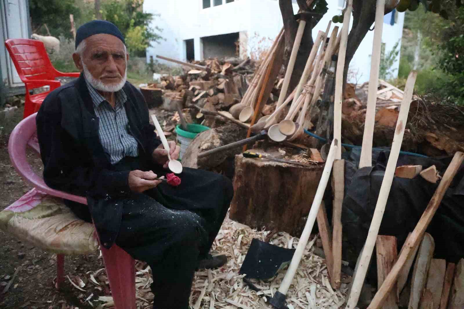 Hatay’da 85 yaşındaki usta, 70 yıldır ağaç dallarını keser ve bıçakla kaşığa dönüştürüyor 11 hatayda 85 yasindaki usta 70 yildir agac dallarini keser ve bicakla kasiga donusturuyor 7 EP3dYNDA