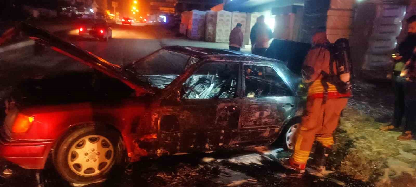 Hatay’da alevlere teslim olan otomobil kullanılamaz hale geldi 5 hatayda alevlere teslim olan otomobil kullanilamaz hale geldi 1 sTGVbVNM
