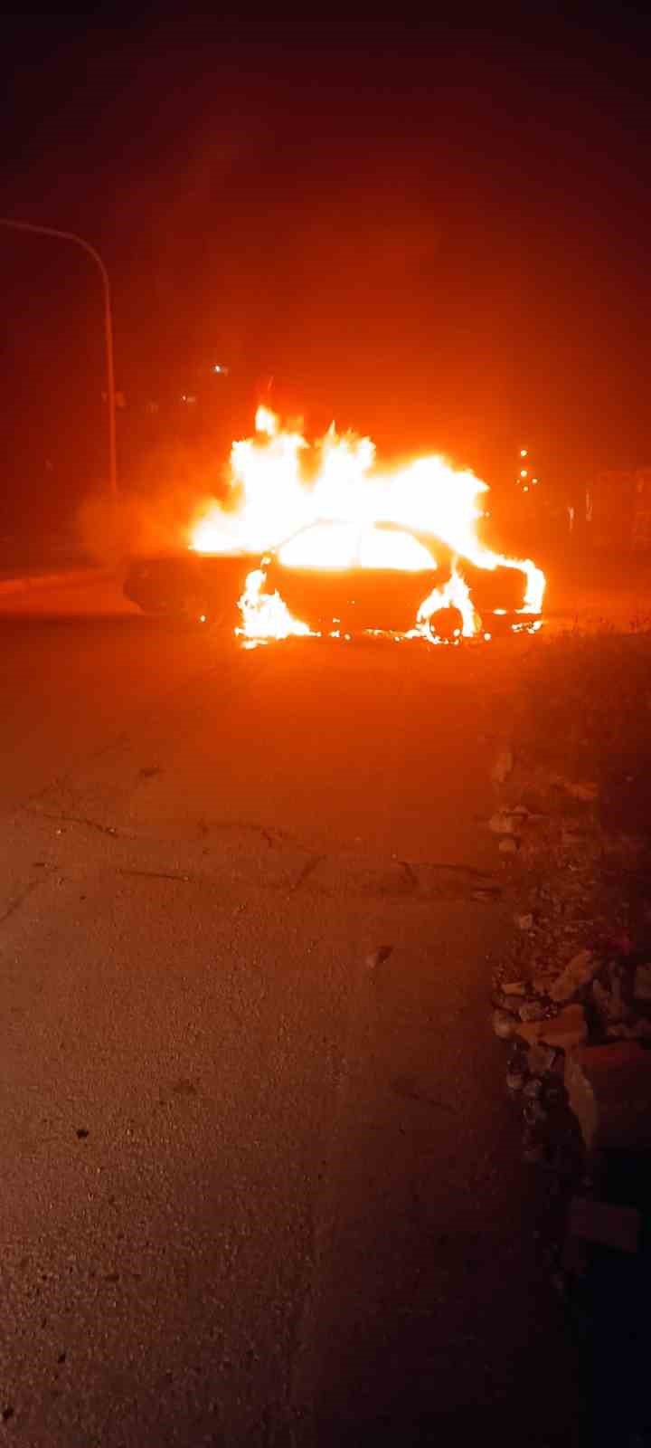 Hatay’da alevlere teslim olan otomobil kullanılamaz hale geldi 7 hatayda alevlere teslim olan otomobil kullanilamaz hale geldi 3 9Dw7MFq4