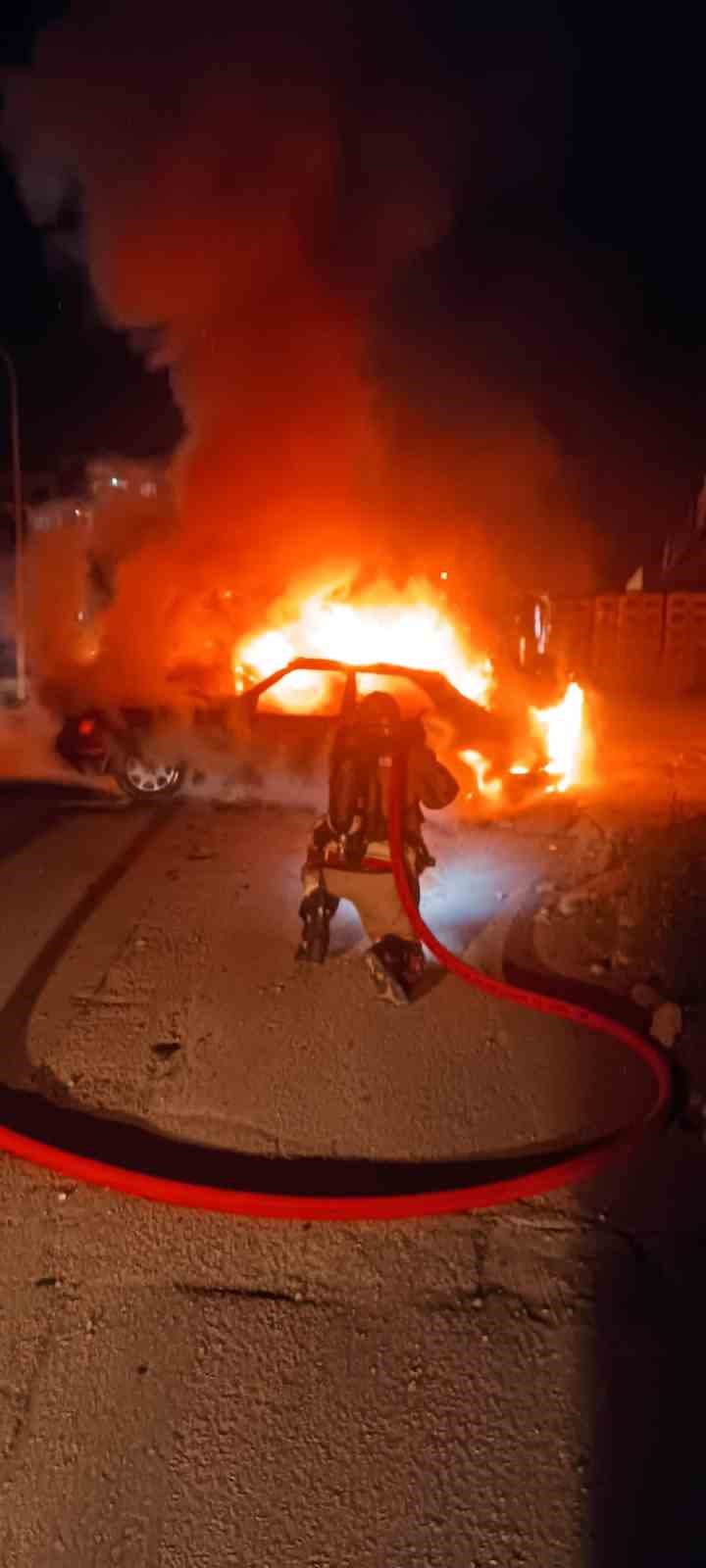 Hatay’da alevlere teslim olan otomobil kullanılamaz hale geldi 8 hatayda alevlere teslim olan otomobil kullanilamaz hale geldi 4