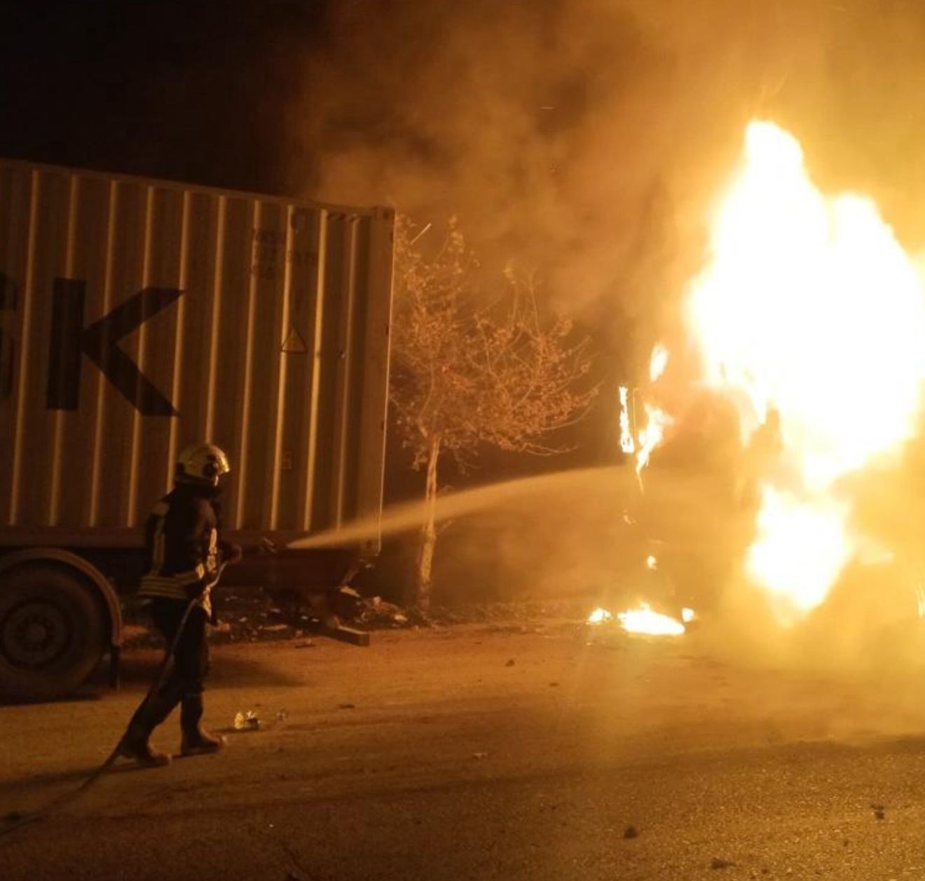hatayda alevlere teslim olan tir kullanilamaz hale geldi 2 KF5iZXIO