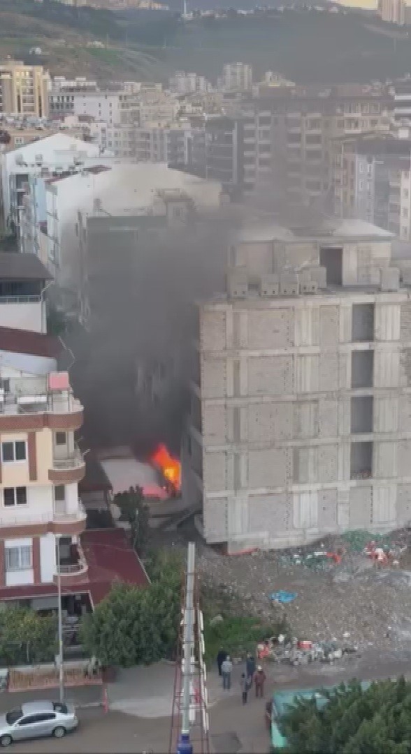 hatayda apartman dairesi ve metruk binada yangin 5 aBHTpUrG