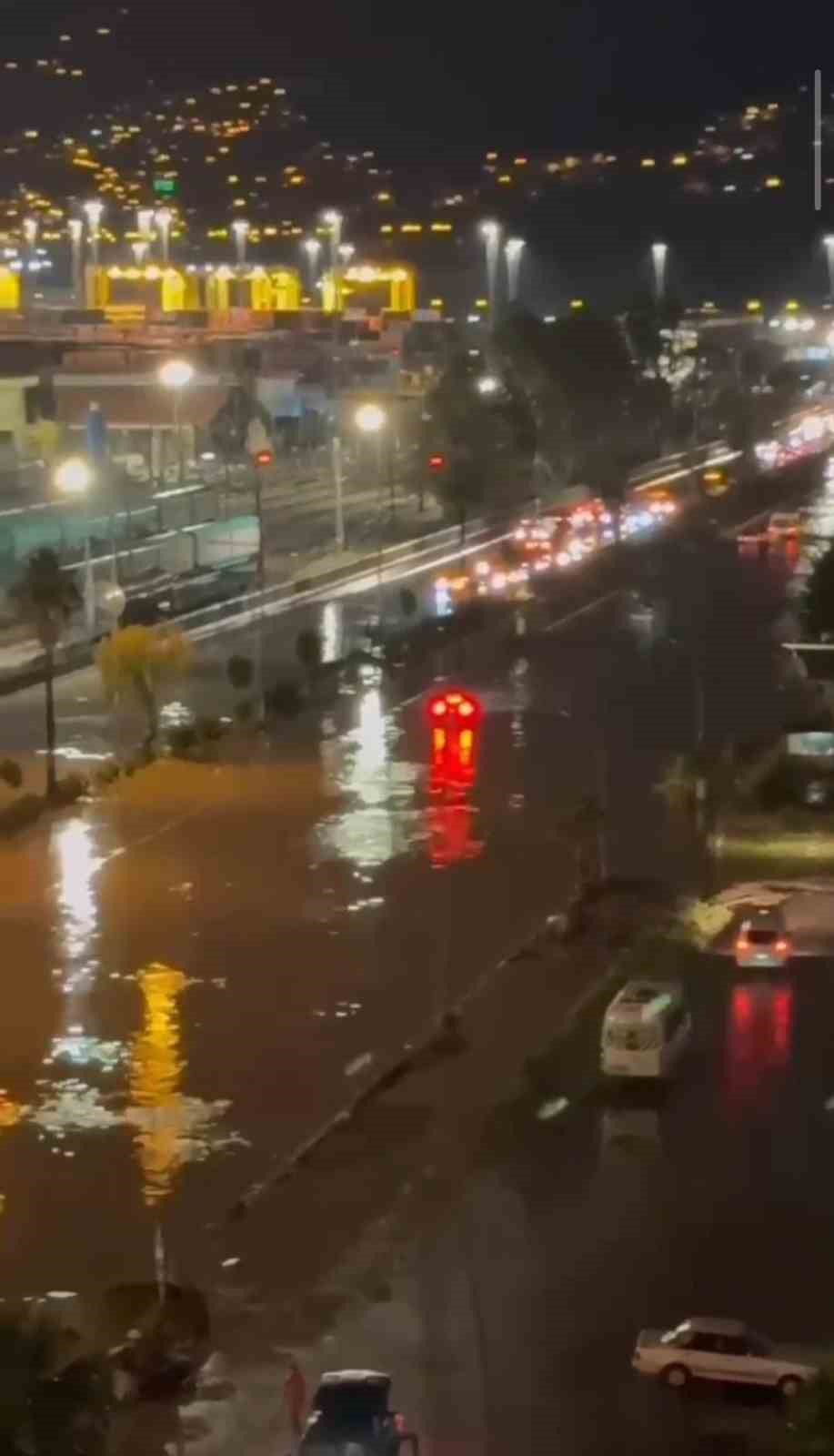 hatayda asiri yagislarin etkisiyle gole donen yollarda araclar mahsur kaldi 2