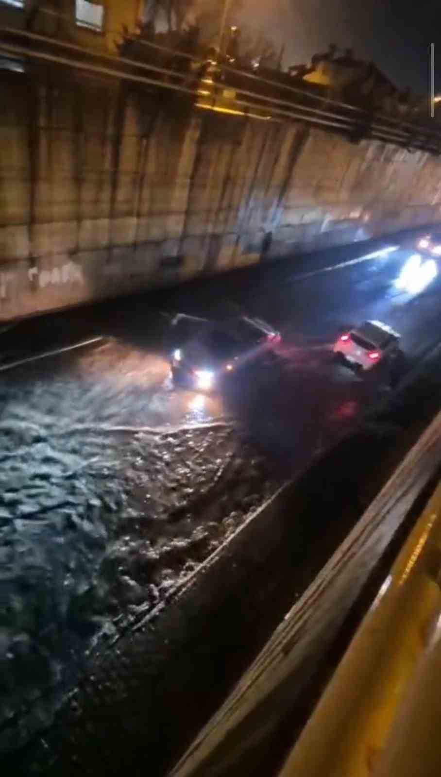 hatayda asiri yagislarin etkisiyle gole donen yollarda araclar mahsur kaldi 3 PrrybBiG