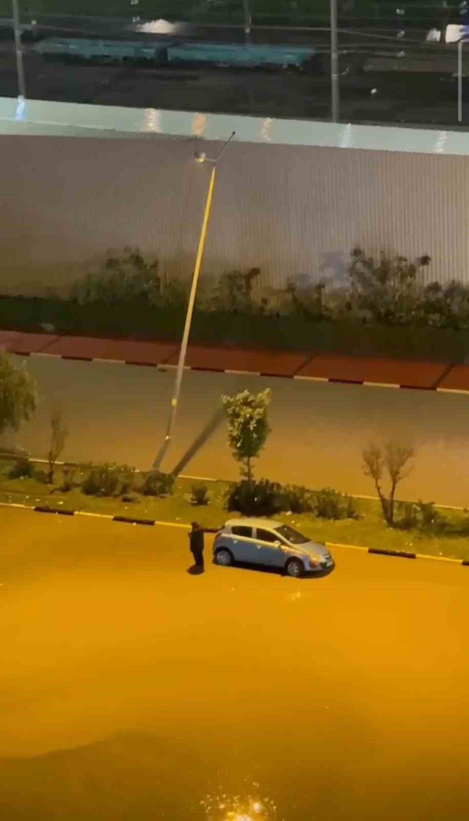 hatayda asiri yagislarin etkisiyle gole donen yollarda araclar mahsur kaldi 6 H77gMraG