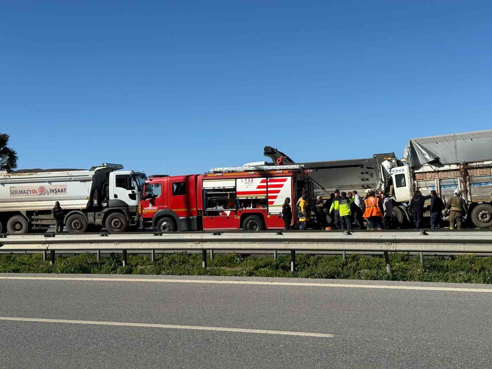 Hatay’da aynı istikametteki kamyonlar çarpıştı: 1 ölü 4 hatayda ayni istikametteki kamyonlar carpisti 1 olu 0 9hKb9j5X