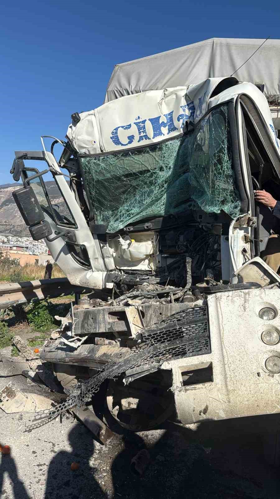 Hatay’da aynı istikametteki kamyonlar çarpıştı: 1 ölü 7 hatayda ayni istikametteki kamyonlar carpisti 1 olu 3 ziDQcP4a
